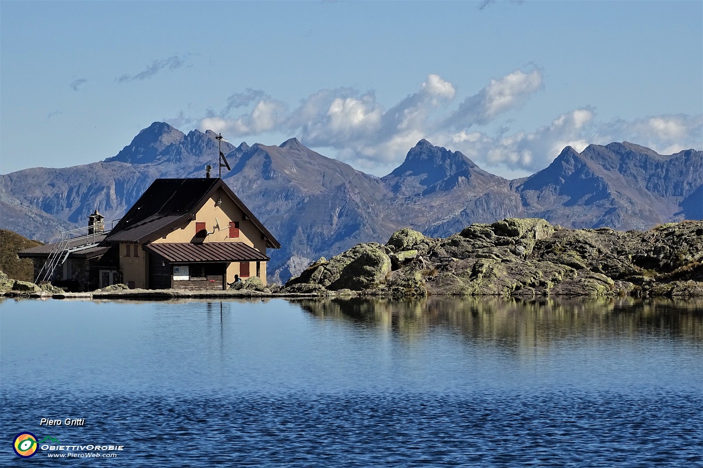 04 Il Rif. Benigni visto dal Lago Piazzotti.JPG